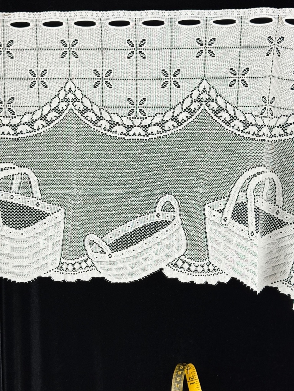 New with Tags Liechtenstein Basket Valance 60 X 17in Polyester Great Bay Lace